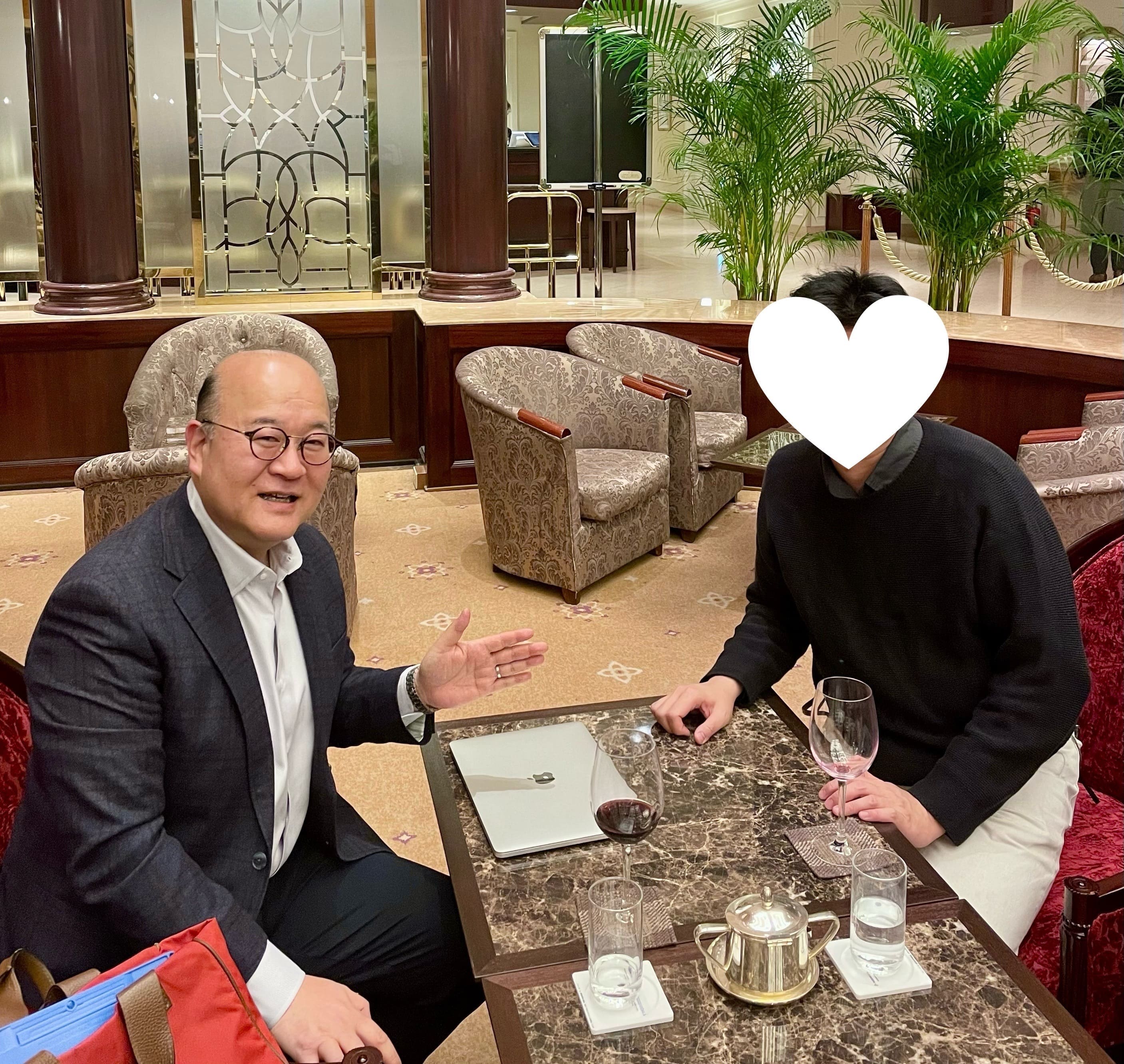 プロポーズは108本のバラ！ワイルドな風貌の左脳派、男性医師と感性豊かな右脳派、女性経営者のカップル。
